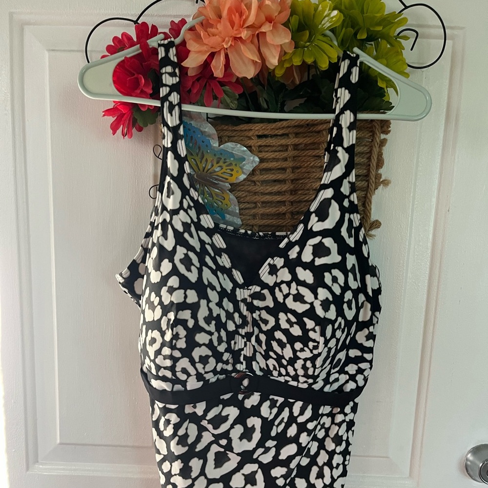 Silhouette Solution cheetah print black/white tankini top Sz 18 D